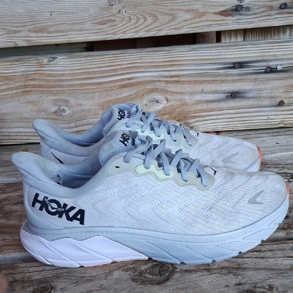 Hoka Arahi 6 Light Gray and White Running Shoes
